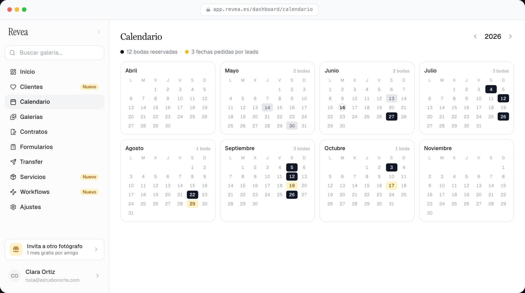 Calendario anual de Revea con las bodas reservadas marcadas en negro y las fechas pedidas por leads en amarillo