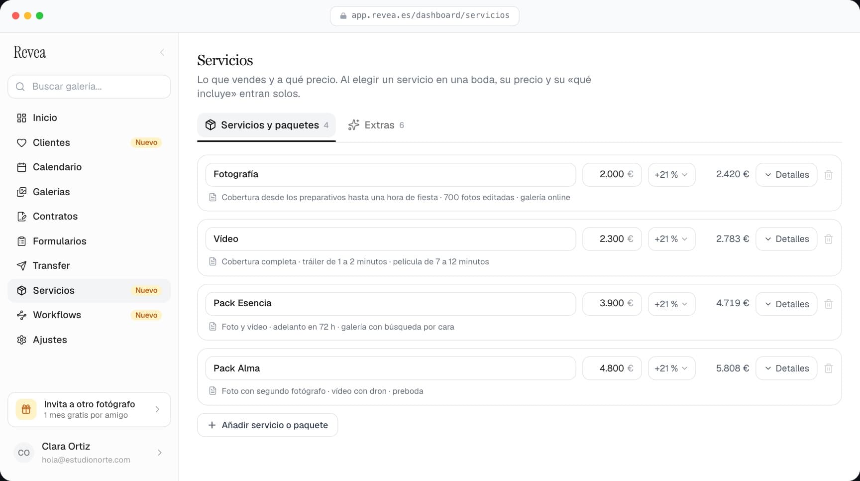 Pantalla de Servicios de Revea con la pestaña de servicios y paquetes abierta, cuatro líneas con su precio base, su IVA y su total, y una pestaña de extras al lado